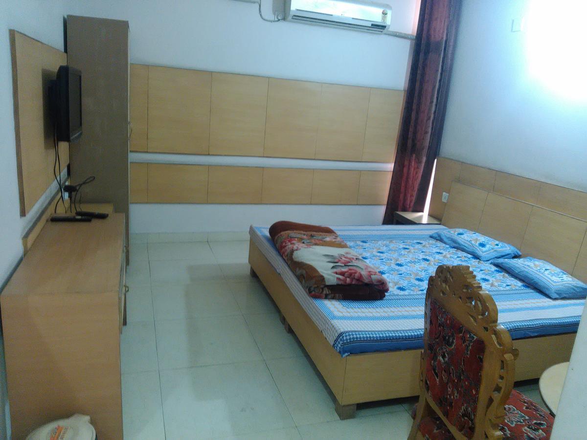 Hotel Palace Hoshiarpur Kültér fotó